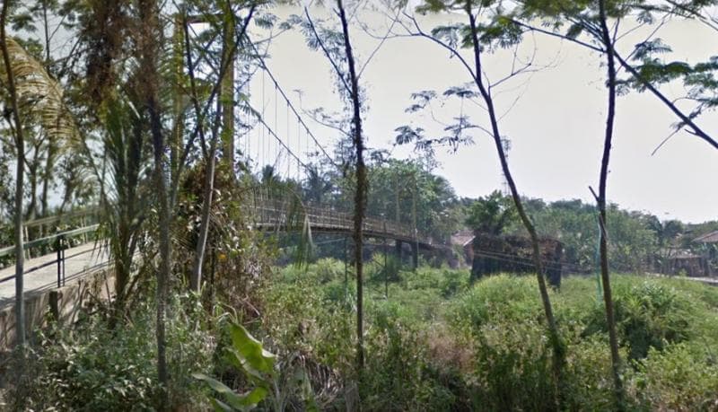 Pondasi jembatan rel kereta zaman Belanda yang teronggok di Kedungpatangewu. (Googlestreetview)