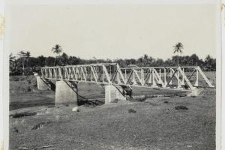 Jembatan rel kereta tersebut pada masa penjajahan Belanda. (KITLV 17013)
