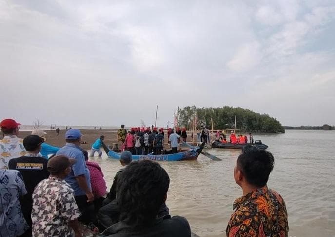 Pulau Arnavat; Bentengi Seribu Keluarga di Sayung dari Abrasi Air Laut