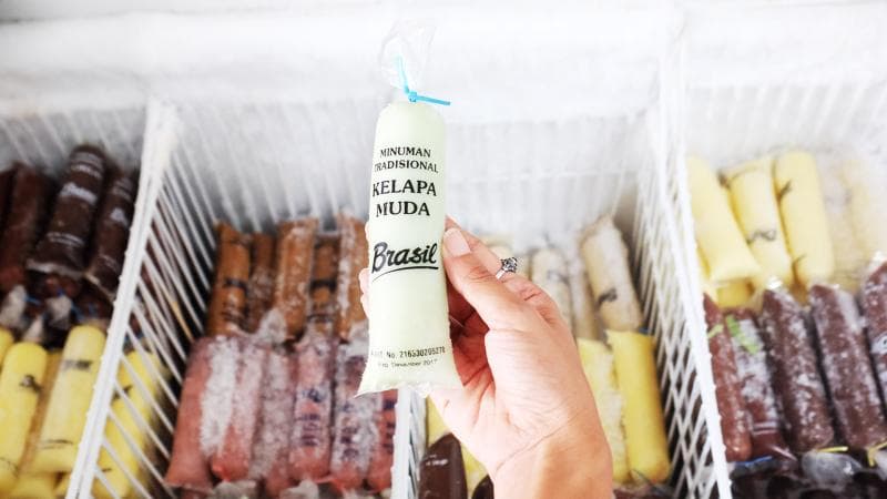 Es lilin yang tersedia di Kedai Es Brasil Purwokerto. (Ohelterskelter)