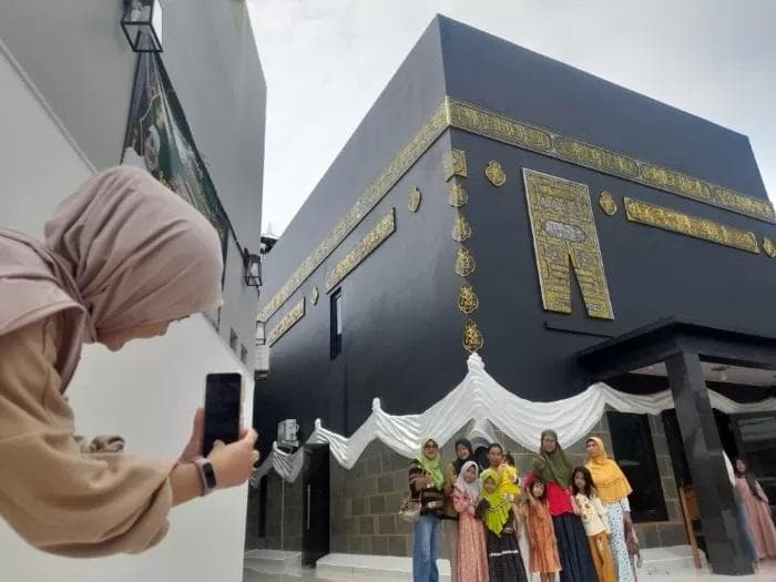 Pengunjung yang datang hampir selalu mengabadikan momentum dengan cara berfoto di depan bangunan Masjid Ka'bah Jepara. (Radarkudus/Nibros Hassani)