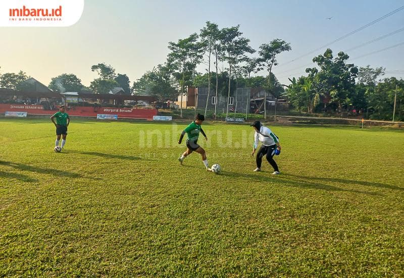 Salah satu pemain Putri Mataram Sleman sedang berlatih menggiring bola di lapangan Wonolopo, Mijen. (Inibaru.id/ Fitroh Nurikhsan)