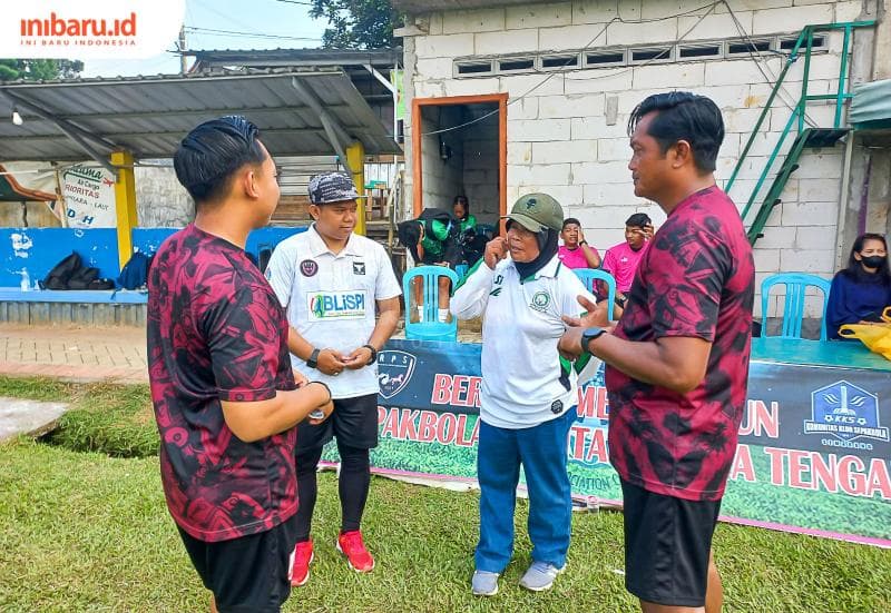 Sri Hastuti saat berbincang santai dengan pelatih Ratanika Semarang dan Persis Solo Women. (Inibaru.id/ Fitroh Nurikhsan)