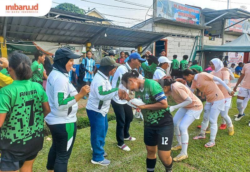Pelatih Putri Mataram Sleman termasuk Itut disalami para pemain seusai pertandingan melawan Persis Solo Women. (Inibaru.id/Fitroh Nurikhsan)