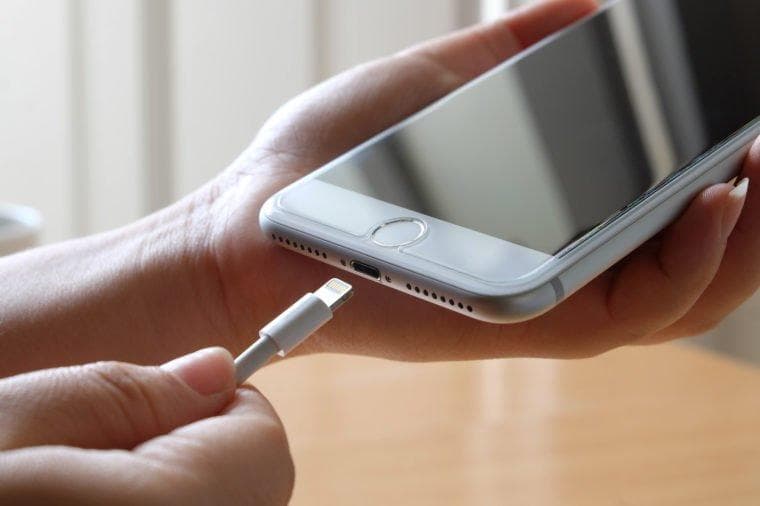 Pengisi daya ponsel yang masih pakai kabel.(Shutterstock)