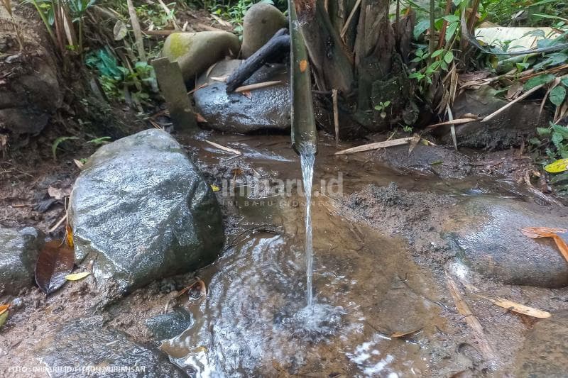 Banyak ditemukan sumber mata air bersih yang dapat diminum langsung tanpa perlu dimasak di permukiman Badui Luar.