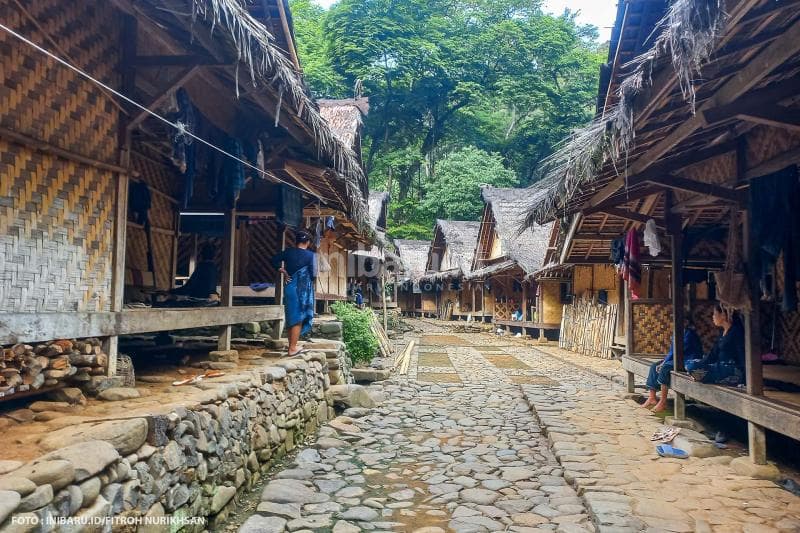 Di tengah lingkungan yang masih asri, masyarakat Badui Luar tampak hidup bersahaja dalam rumah-rumah dari kayu beratap rumbia.