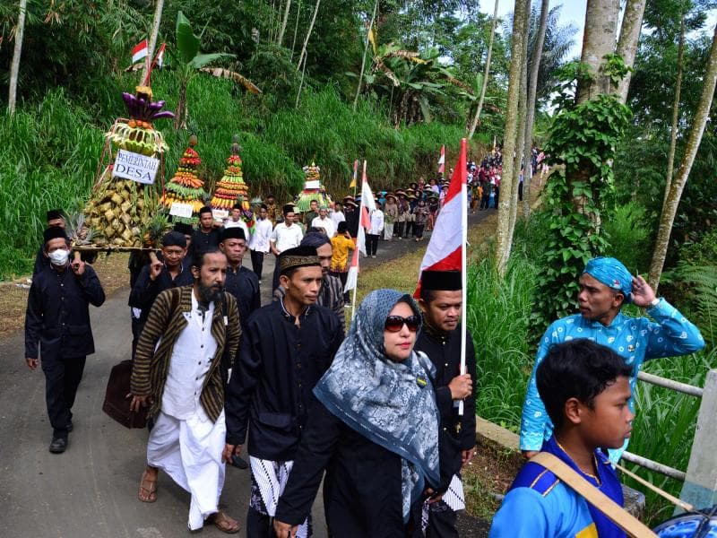 Warga keliling desa saat menggelar tradisi Nyadran Gunung Silurah, Batang. (Suaramerdeka/Hendra Setiawan)