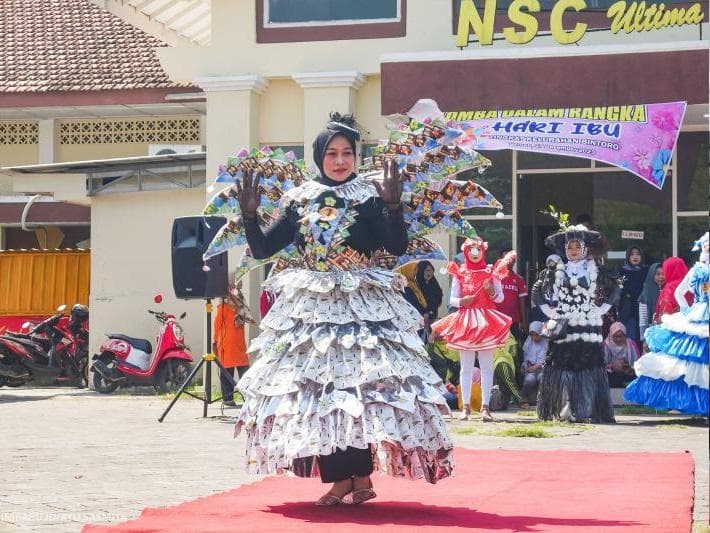 Penampilan salah seorang peserta fashion show 'Tampil Cantik dengan Sampah' yang mengenakan busana dari sampah.