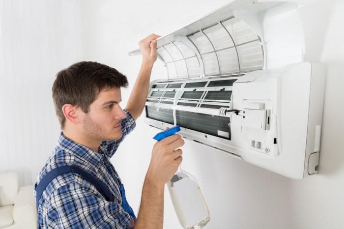 Rutin servis AC, salah satu cara agar tetap bisa hemat listrik. (Medcom/Shutterstock)
