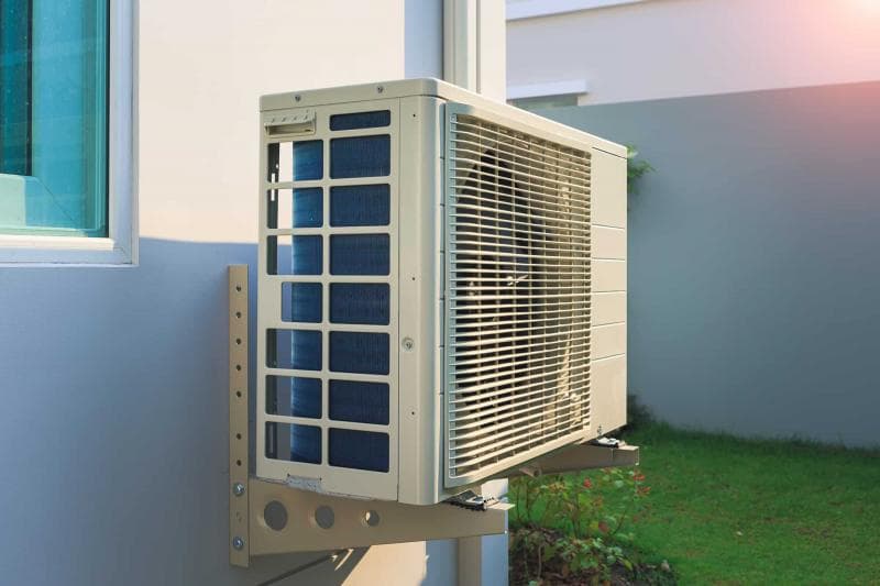 Unit outdoor AC sebaiknya nggak terpapar panas sinar matahari secara langsung. (Cohesivehomes)