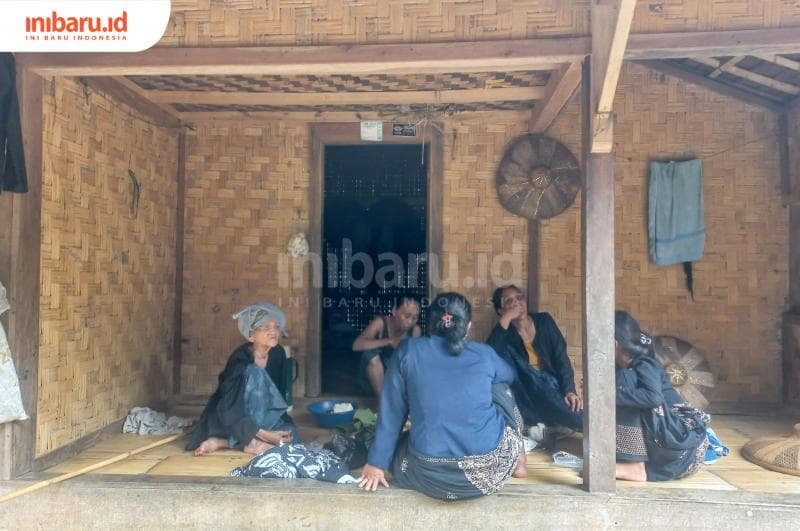 Masyarakat Suku Badui selalu makan bersama, duduk lesehan dan melingkar. (Inibaru.id/ Fitroh Nurikhsan)