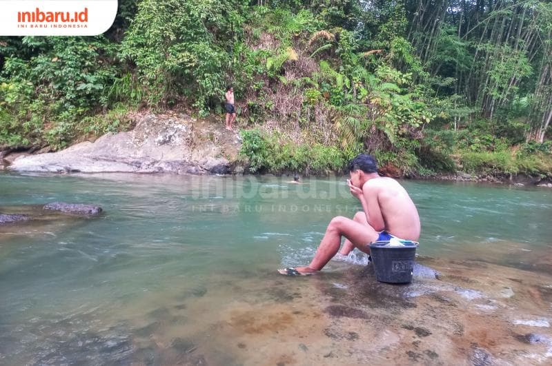 Aktivitas MCK Baik Suku Badui Dalam maupun Suku Badui Luar dilakukan di sungai. (Inibaru.id/ Fitroh Nurikhsan)