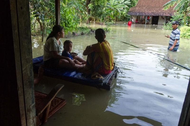 Banjir menyebabkan sejumlah rumah hanyut. (Antara/Aji Styawan)