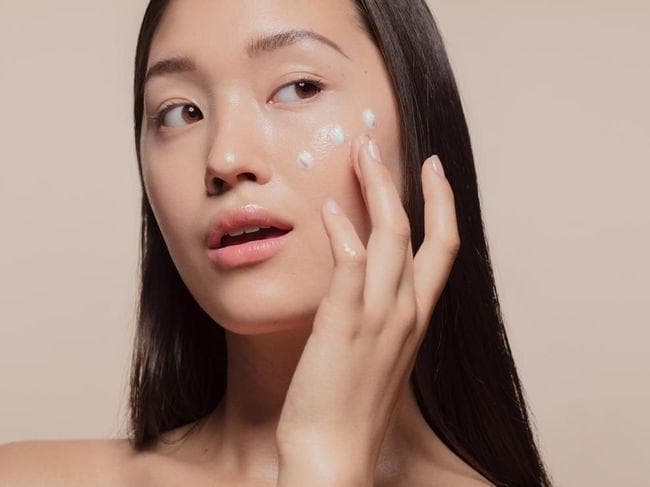 Melembapkan Kulit dengan Moisturizer, Cukup?