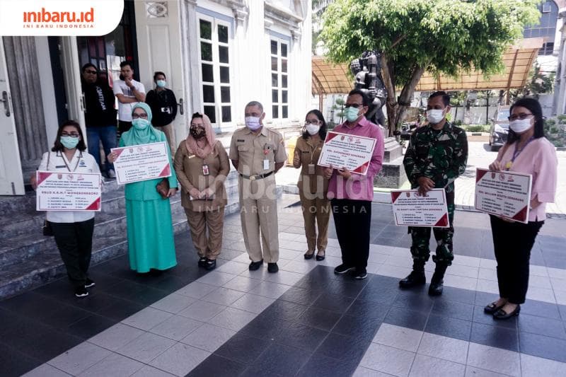Perwakilan rumah sakit di Kota Semarang menerima bantuan dari Pemkot Semarang. (Inibaru.id/ Audrian F)<br>