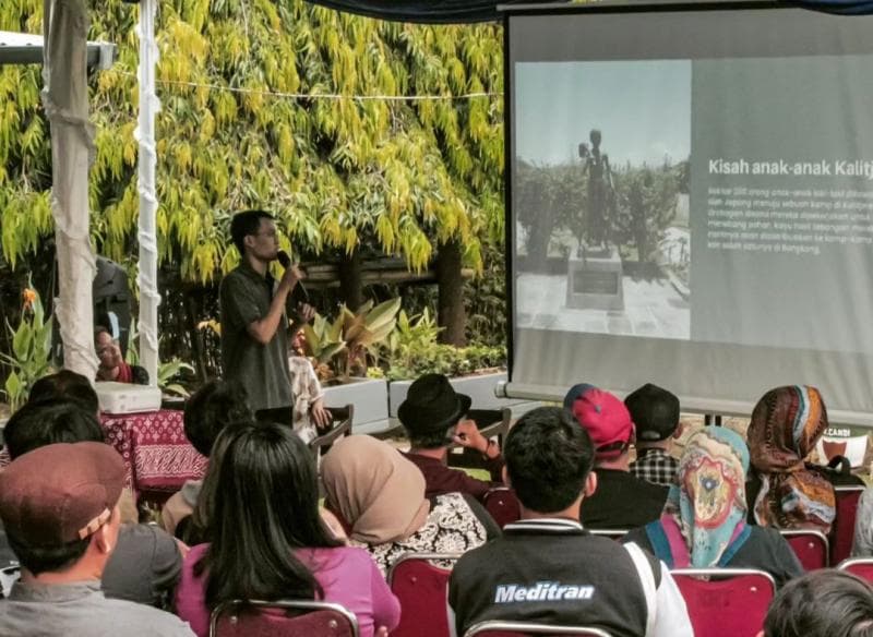 Mozes Christian Budiono saat menjadi pembicara acara diskusi sejarah di Ereveld Kalibanteng. (Instagram @mo_zes)