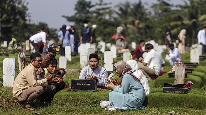 Tradisi nyekar kerap dilakukan umat muslim di Indonesia terutama menjelang Ramadan. (Sibernas)
