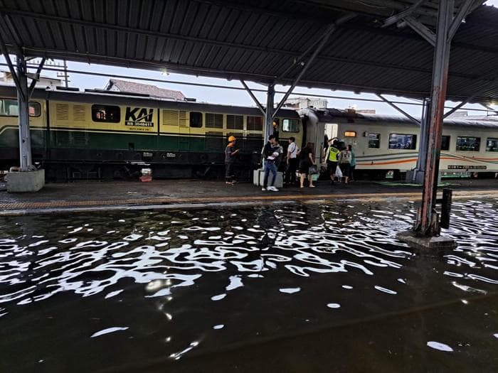 Pelayanan naik turun penumpang kereta api di Stasiun Semarang Tawang Bank Jateng sementara dialihkan ke Stasiun Poncol. (Dokumentasi PT KAI)