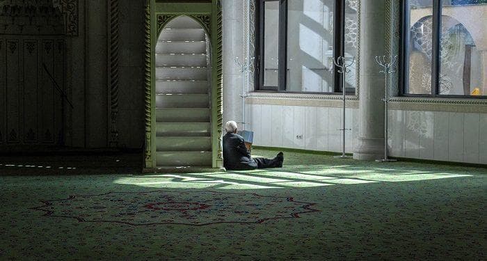 Berselonjor ke Arah Kiblat di Masjid Dianggap Melecehkan Ka'bah?