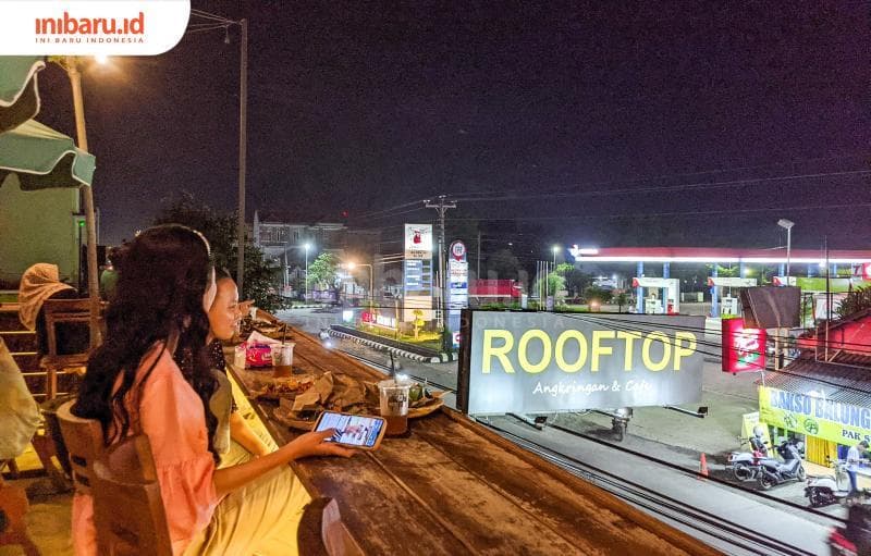 Nongkrong Sore di Rooftop Jepara; Konsep Kafe, Harga Angkringan
