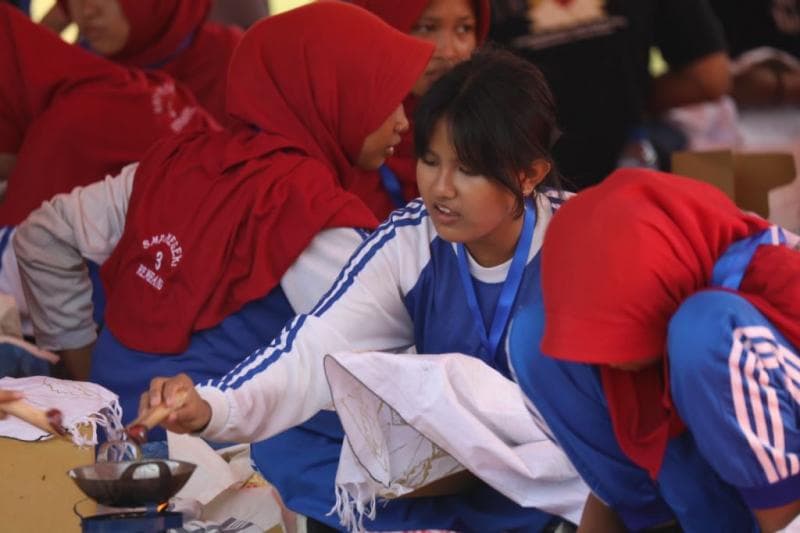 Dalam peringatan Hari Kartini 2024 juga dimeriahkan dengan Milenial Membatik di Alun-Alun Kota Rembang. (Diskominfo Jateng)