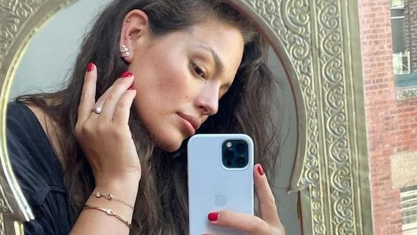 Sebab Orang Mudah Membuka Baju di Depan Kamera; Fenomena dan Risiko Pemerasan Online