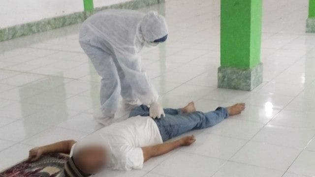 Seorang laki-laki meninggal mendadak saat sedang salat Jumat, di Bogor, Jumat (17/4). (Kumparan)