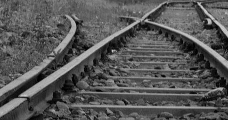 Bakar Sampah di Dekat Rel Membahayakan Perjalanan Kereta Api