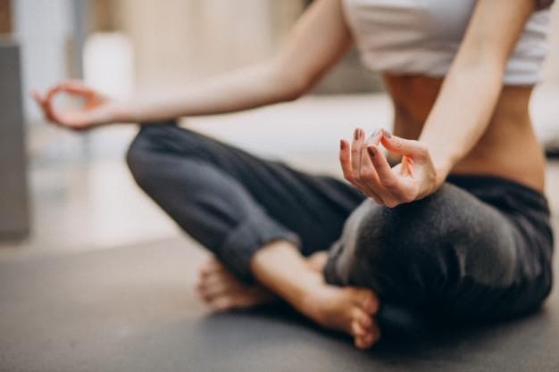 Kamu bisa coba yoga untuk olahraga selama puasa nih. (Freepik/ senivpetro)<br>