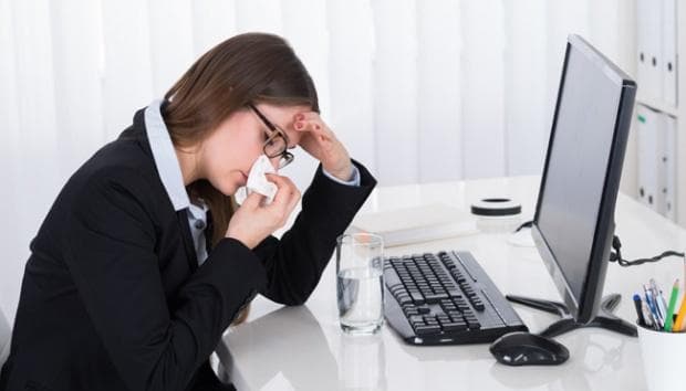 Jangan pergi bekerja kalau kamu lagi kurang sehat. (Shutterstock)<br>