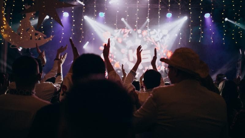 Ekonomi Lesu tapi Tiket Konser Ludes, Apakah Indonesia Diguncang Fenomena 'Lipstick Effect'?