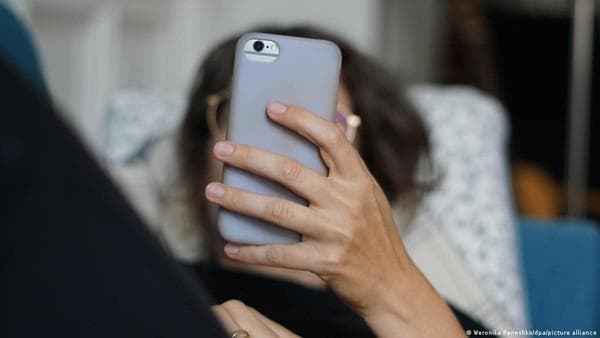 Suka Lurking di Media Sosial, Tanda Rasa Percaya Diri Kurang?