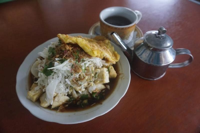 Mencicipi Tahu Kupat Bu Endang Pluneng yang Melegenda Sejak 1985