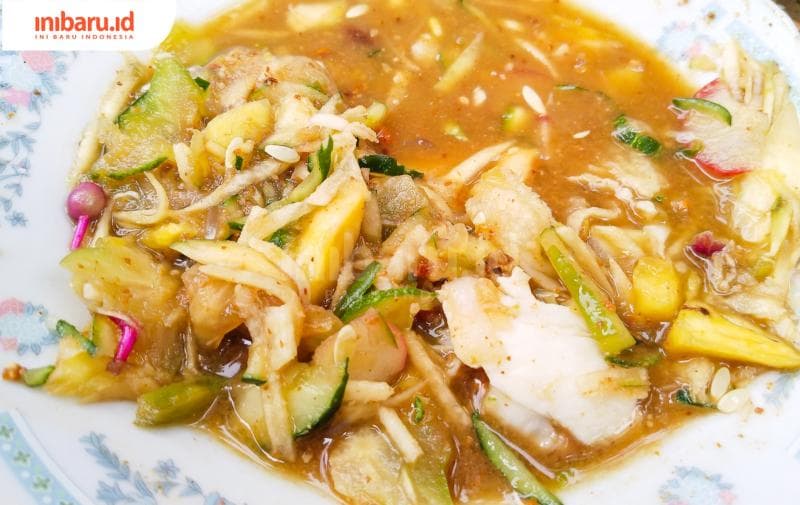 Meracik Rujak Mitoni di Batang, Kaya Rasa dengan Buah-buahan Belasan Macam