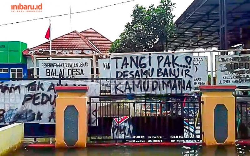 Geram karena Kebanjiran, Warga Kalisari Demak Pasang Spanduk Protes di Balai Desa