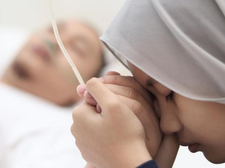 Dilema Merawat Pasangan yang Sakit: Antara Stres dan Kesetiaan