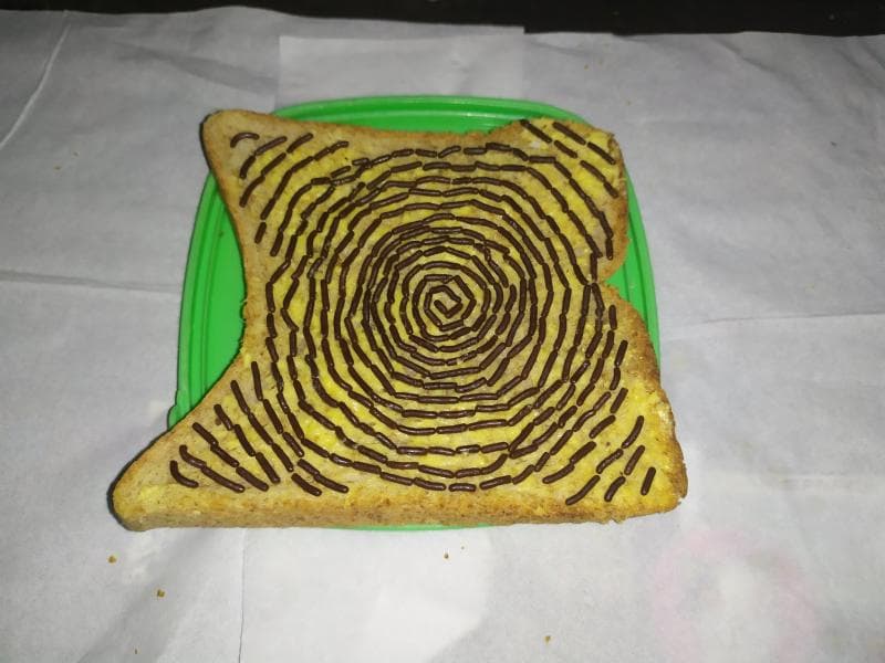 Salah satu formasi meses yang dibuat di atas roti (twitter.com/qia_hanabee)