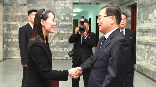 Kim Yo Jong (kiri), saat bertemu dengan delegasi Korea Selatan. (AFP)