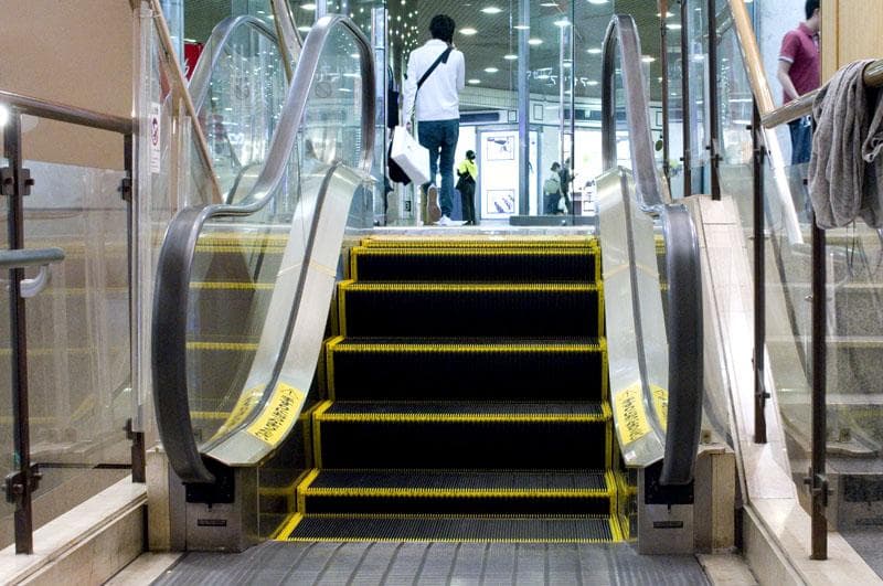 Eskalator di More's Jepang, Terkecil di Dunia dengan 5 Anak Tangga Saja