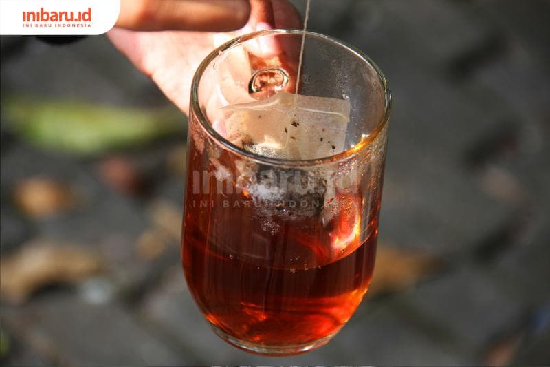 Minum teh saat berbuka puasa (Inibaru.id/ Triawanda Tirta Aditya)