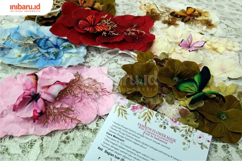Berbagai corak masker floral produksi De Fleur. (Inibaru.id/ Zulfa Anisah)