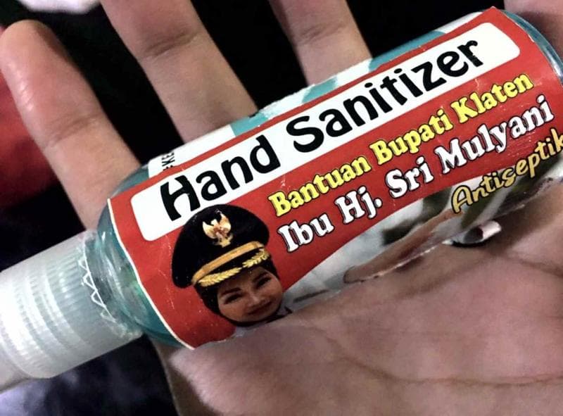 Hand sanitizer dengan stiker wajah Bupati Klaten. (twitter.com/jembarutama27)