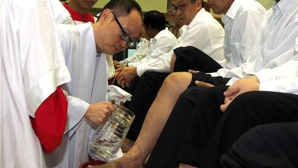 Makna Kamis Putih: Simbol Kasih, Pengorbanan, dan Kerendahan Hati