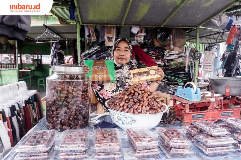 Asyiknya Berburu Kurma di Pasar Johar Lama