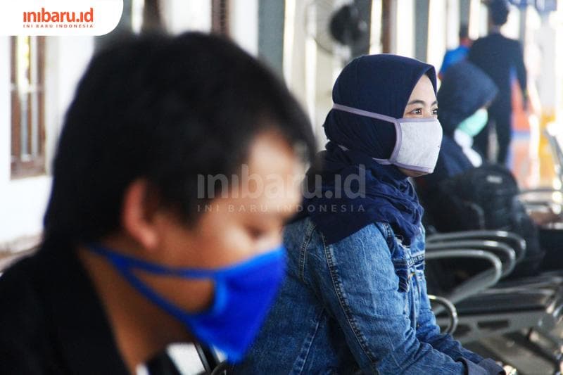 Pemakaian masker yang keliru (Inibaru.id/Triawanda Tirta Aditya)