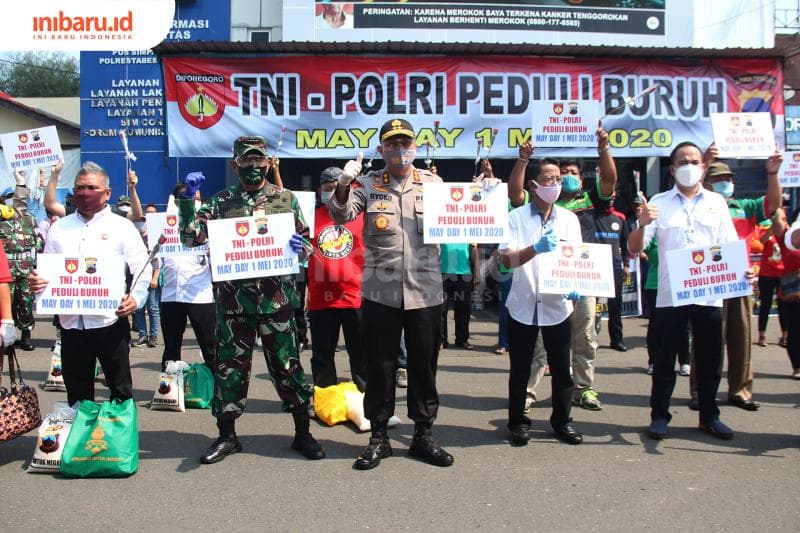 TNI, Polda, dan Kadin Jawa Tengah memberikan bantuan kepada buruh. (Inibaru.id/ Audrian F)<br>