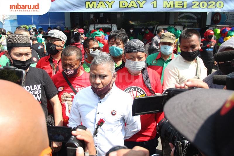 Koordinator Gerakan Buruh Berjuan (Gerbang), Nanang Setyono mewakili para buruh menyampaikan tuntutannya. (Inibaru.id/ Triawanda Tirta Aditya)<br>