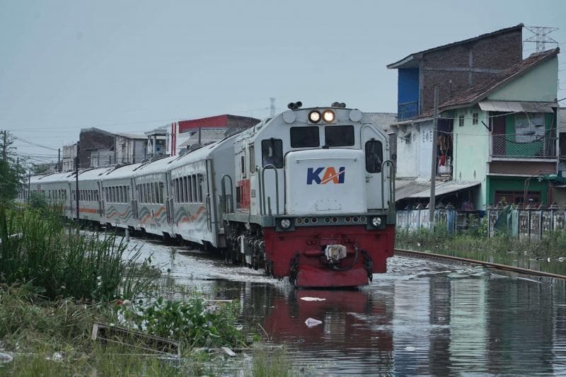 Tergenang Air, Sejumlah Perjalanan Kereta di Daop 4 Semarang Masih Dibatalkan