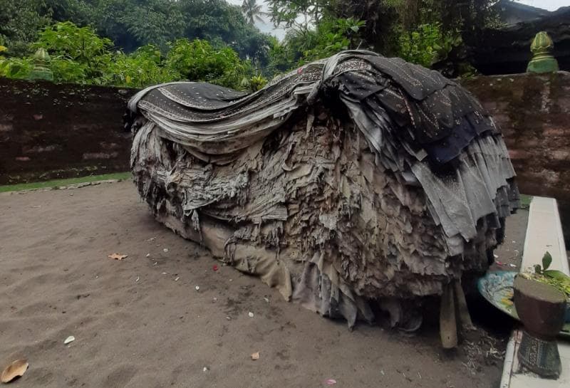 Uniknya Makam Mbah Lancing di Kebumen, Pusaranya Ditumpuk Ratusan Kain Batik